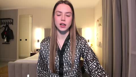 Lily 3 online show from December 2024 07:32:01 PM