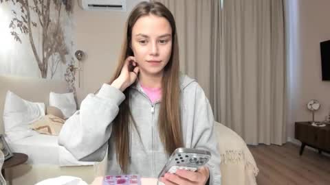 Lily 3 online show from October 2025 11:41:02 AM