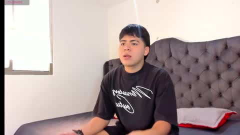 Guy 1  Guy 2  Guy 3. online show from November 2025 07:25:01 PM