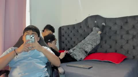 Guy 1  Guy 2  Guy 3. online show from November 2025 07:21:01 PM