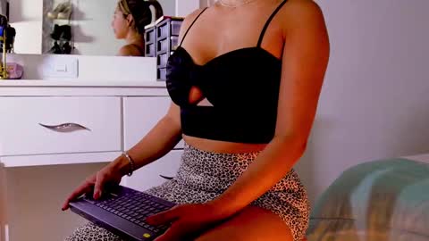 independent model online show from February 2025 10:04:01 AM