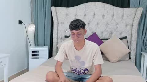 Snapshot of _andrew_williams chatting on December 2024 07:10:01 PM Andres online show from December 2024 07:10:01 PM