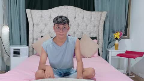 Snapshot of _andrew_williams chatting on December 2024 07:03:02 PM Andres online show from December 2024 07:03:02 PM