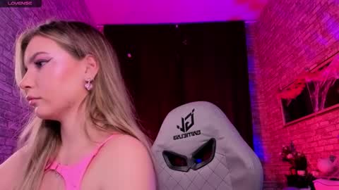 Snapshot of _bellaclark chatting on October 2025 08:46:02 PM Bella online show from October 2025 08:46:02 PM