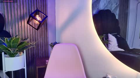 _charlotte_queen_ online show from April 2026 02:00:02 PM