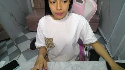 Snapshot of _charlottee_b chatting on April 2026 12:58:02 PM _charlottee_b online show from April 2026 12:58:02 PM