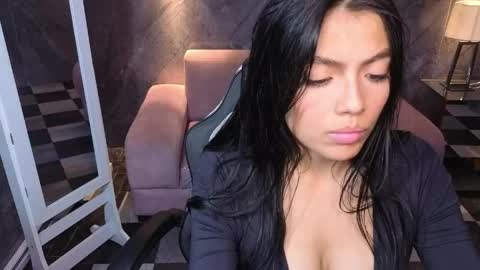 Snapshot of _charlottee_b chatting on May 2026 01:47:02 AM _charlottee_b online show from May 2026 01:47:02 AM