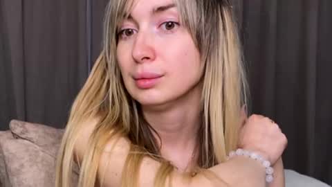 _crystal_moon_1 online show from November 2025 01:48:02 AM