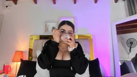 Isabella online show from December 2025 12:03:02 PM