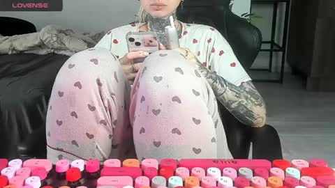 Snapshot of _feralberry__ chatting on May 2026 06:00:01 AM Alis online show from May 2026 06:00:01 AM