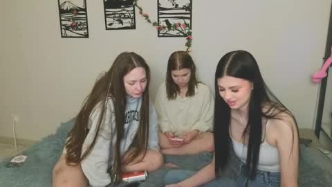 Snapshot of _kirieshka chatting on March 2025 01:40:02 PM Molly Emily online show from March 2025 01:40:02 PM