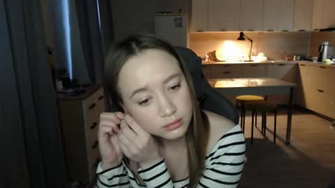 _lalune_ online show from February 2026 04:06:01 AM