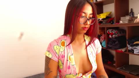 _loreana_ online show from November 2025 04:29:02 PM