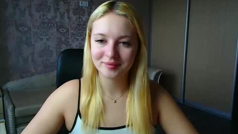 Snapshot of _mila_la_ chatting on April 2026 10:40:01 AM Melanie online show from April 2026 10:40:01 AM