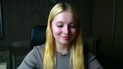 Snapshot of _mila_la_ chatting on April 2026 05:30:01 PM Melanie online show from April 2026 05:30:01 PM