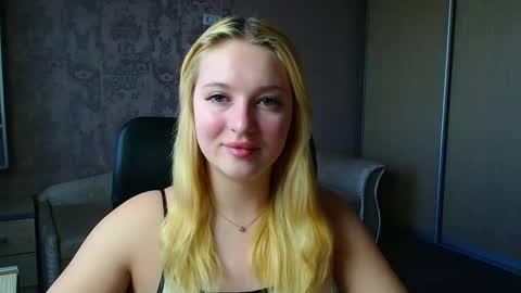 Snapshot of _mila_la_ chatting on May 2026 09:03:02 AM Melanie online show from May 2026 09:03:02 AM