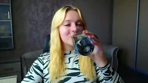 Snapshot of _mila_la_ chatting on May 2026 08:19:02 AM Melanie online show from May 2026 08:19:02 AM