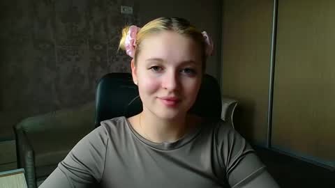 Snapshot of _mila_la_ chatting on May 2026 04:04:02 PM Melanie online show from May 2026 04:04:02 PM