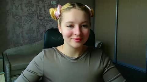 Snapshot of _mila_la_ chatting on May 2026 09:39:01 AM Melanie online show from May 2026 09:39:01 AM