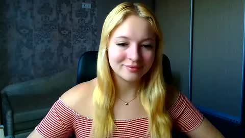 Snapshot of _mila_la_ chatting on June 2026 05:28:01 AM Melanie online show from June 2026 05:28:01 AM
