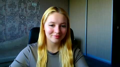 Snapshot of _mila_la_ chatting on June 2026 06:51:01 AM Melanie online show from June 2026 06:51:01 AM