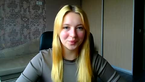 Snapshot of _mila_la_ chatting on July 2026 08:08:01 AM Melanie online show from July 2026 08:08:01 AM