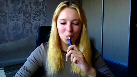 Snapshot of _mila_la_ chatting on July 2026 06:29:01 AM Melanie online show from July 2026 06:29:01 AM