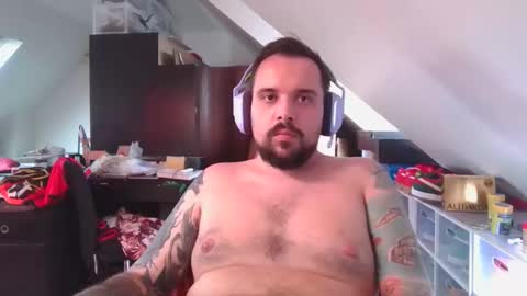 _smiley_bear27 online show from November 2025 05:40:01 AM