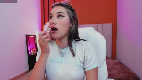 Sophie  online show from November 2025 07:12:01 PM