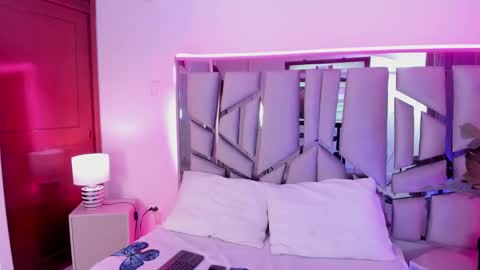 Snapshot of _valeria_saenz_ chatting on September 2025 02:06:01 AM _valeria_saenz_ online show from September 2025 02:06:01 AM