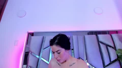 Snapshot of _valeria_saenz_ chatting on October 2025 02:20:01 AM _valeria_saenz_ online show from October 2025 02:20:01 AM