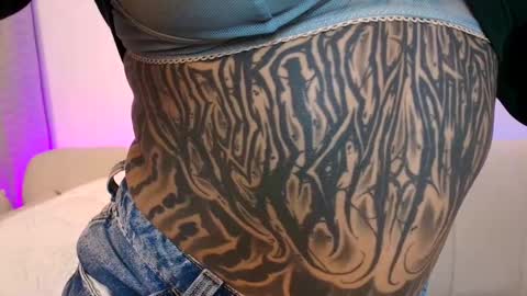 _velka_ online show from November 2025 04:03:01 AM