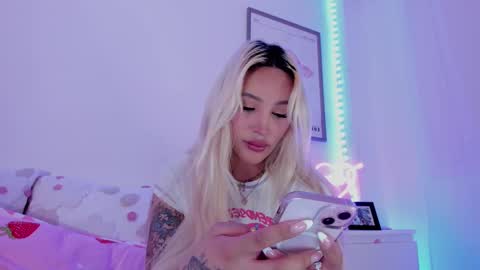 Snapshot of _viioletweekend_ chatting on March 2025 10:26:01 PM online show from March 2025 10:26:01 PM