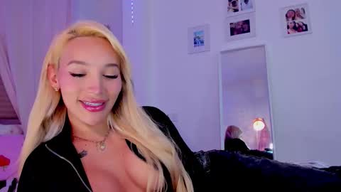 Snapshot of _viioletweekend_ chatting on January 2026 08:51:02 PM online show from January 2026 08:51:02 PM