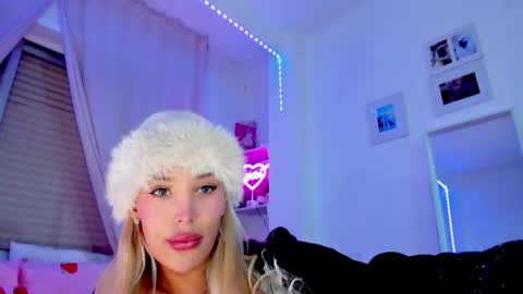 Snapshot of _viioletweekend_ chatting on February 2026 08:16:01 PM online show from February 2026 08:16:01 PM