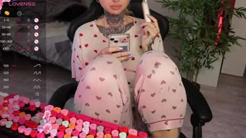 Snapshot of _viv1an_ chatting on June 2026 06:15:02 AM Alis online show from June 2026 06:15:02 AM
