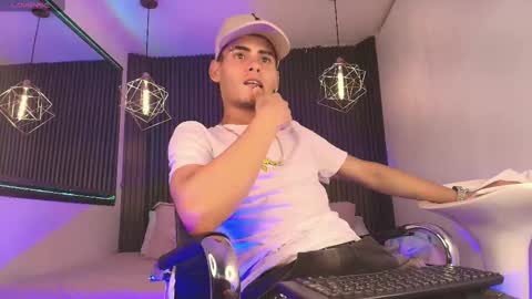  white fox  online show from September 2025 09:39:02 PM