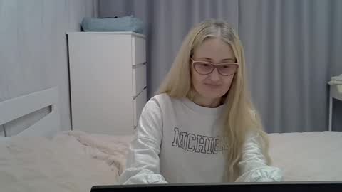 _xsharonx_ online show from February 2025 05:04:02 PM