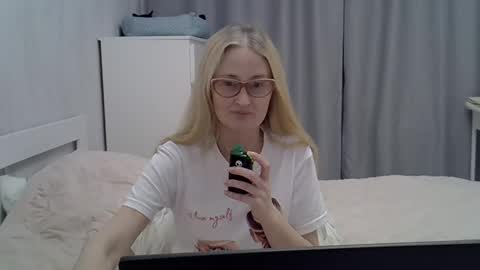 _xsharonx_ online show from February 2025 04:31:01 PM