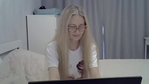 _xsharonx_ online show from February 2025 12:05:02 PM