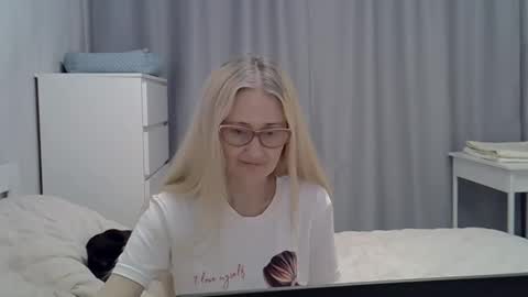 _xsharonx_ online show from February 2025 02:15:02 PM