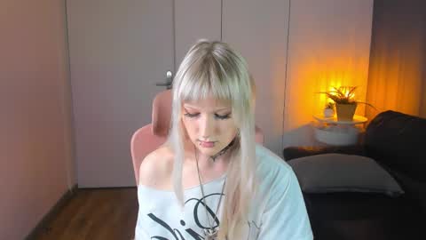 Snapshot of _yummi_ chatting on April 2026 07:22:01 PM Emy online show from April 2026 07:22:01 PM
