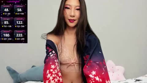 Mia online show from November 2025 12:53:01 AM