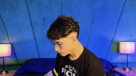 Aaron Ezequiel online show from November 2025 11:17:01 PM