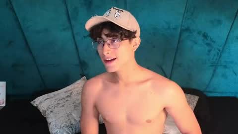 Snapshot of aaron_eze chatting on May 2026 02:00:01 PM Aaron Ezequiel online show from May 2026 02:00:01 PM