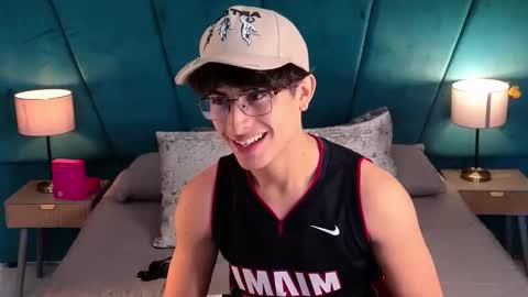 Snapshot of aaron_eze chatting on May 2026 01:50:02 PM Aaron Ezequiel online show from May 2026 01:50:02 PM