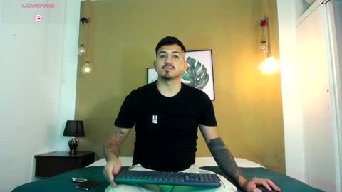 Snapshot of aaron_williams09 chatting on March 2025 03:51:01 AM Your aron online show from March 2025 03:51:01 AM