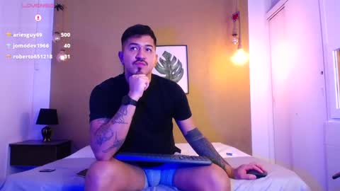 Snapshot of aaron_williams09 chatting on March 2025 09:51:02 AM Your aron online show from March 2025 09:51:02 AM