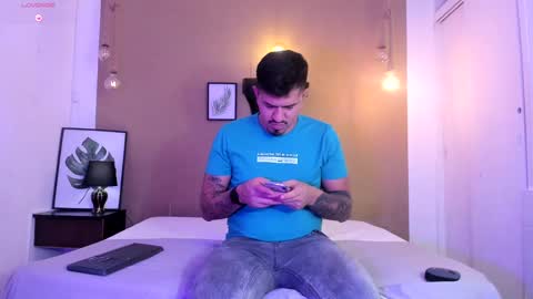 Snapshot of aaron_williams09 chatting on March 2025 03:54:01 AM Your aron online show from March 2025 03:54:01 AM