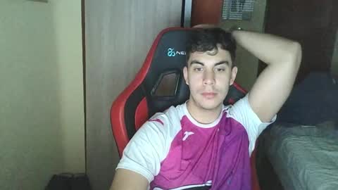 Snapshot of aaronlavine chatting on May 2026 04:27:02 PM aaronlavine online show from May 2026 04:27:02 PM